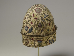 An early seventeenth century embroidered nightcap/negligé cap