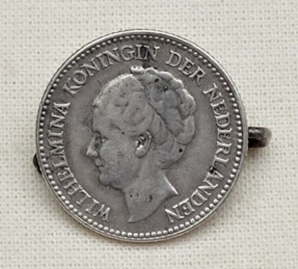 Brooch made from a 1930 silver guilder. Such coins with the head of Queen Wilhelmina were made into brooches and worn as a form of silent resistance against the Nazi occupiers of the Netherlands.