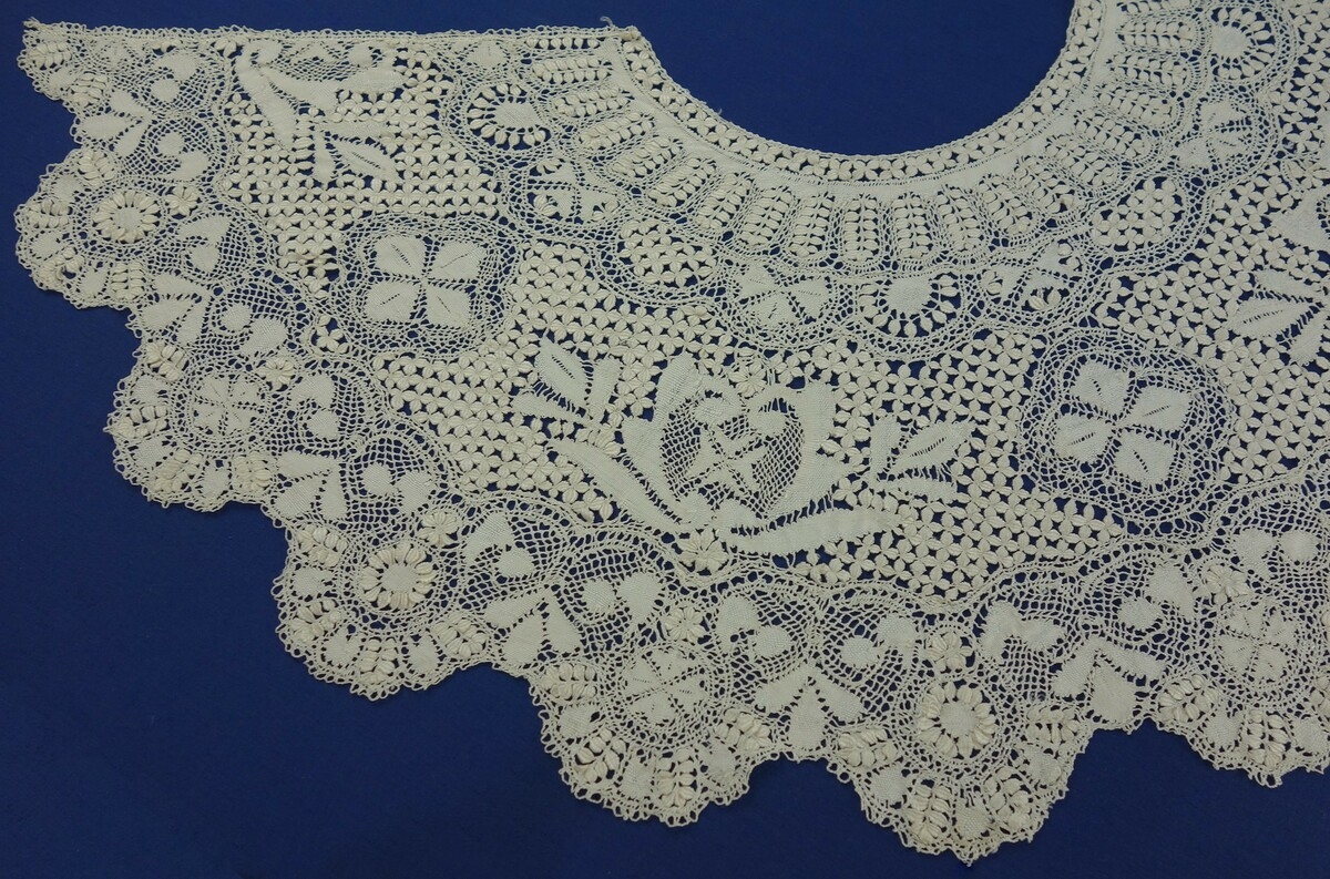 Collar of Maltese lace in ecru silk, early 20th century.