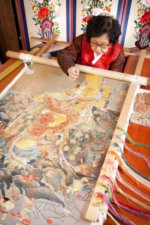 Han Sangsoo working an embroidery.