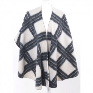 Women&#039;s shawl made from flausch.