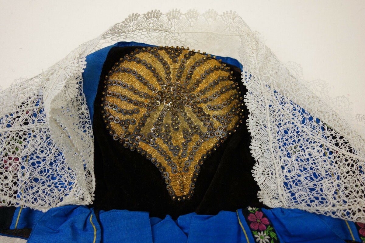 Geborduurde top van een dameskapje uit Denemarken, ca. 1860 (TRC 2012.0465). Wilt u meer informatie, klikt u dan op de illustratie.