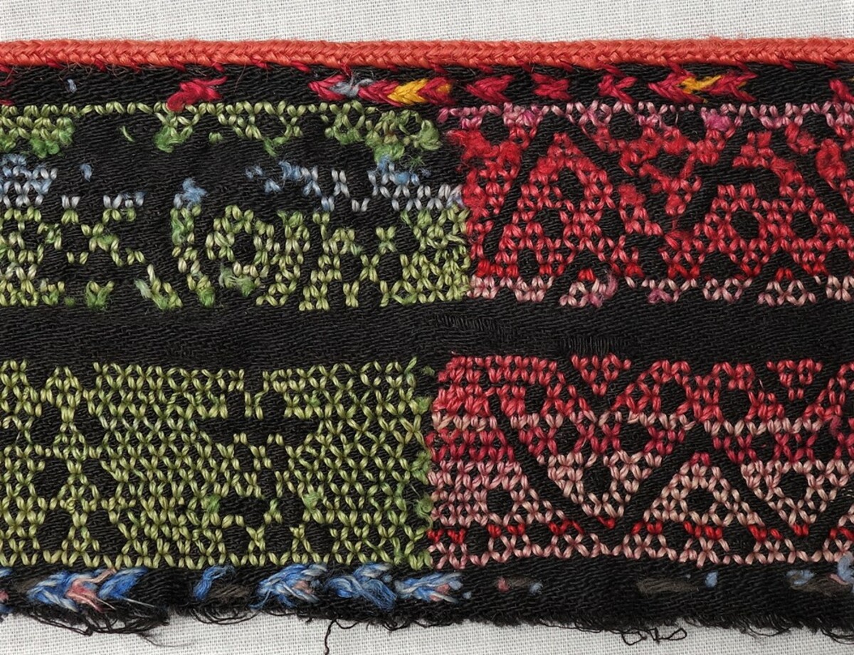 Detail of a length of cloth produced by Bedouin in Jordan, mid-20th century, with rekme stitching (TRC 2018.1809).