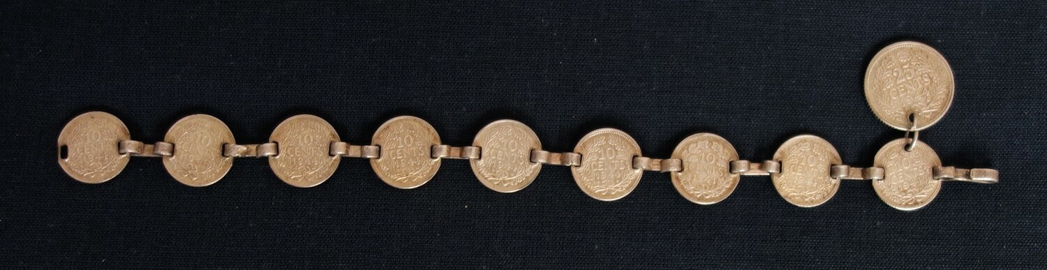 Bracelet made from nine Dutch silver 10 cent coins and one Dutch silver 25 cent coin, struck in the USA between 1941 and 1944. The letter P underneath the date identifies the mint (Philadelphia) (TRC 2020.0566).