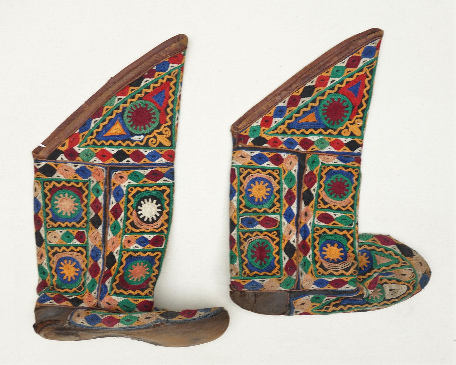 Embroidered boots from Uzbekistan, with leather soles, 20th century (TRC 2021.1935a-b).