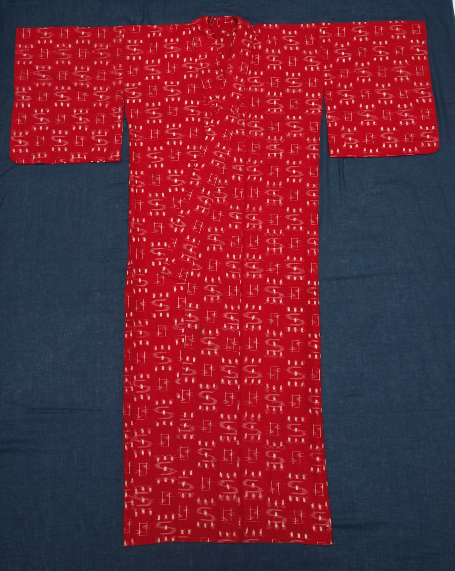 Casual, woollen kimono with a pattern typical for traditional cotton kasuri (ikat) garment (TRC 2021.2144).