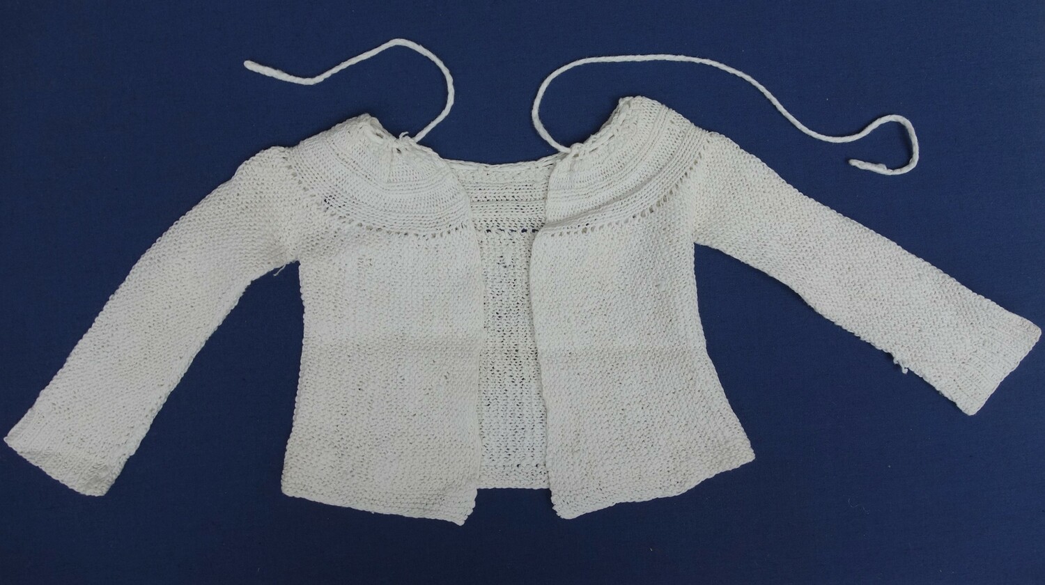 Child's little cardigan, knitted from cotton left-overs in war-torn Leiden, September 1941 (TRC 2022.1882a).