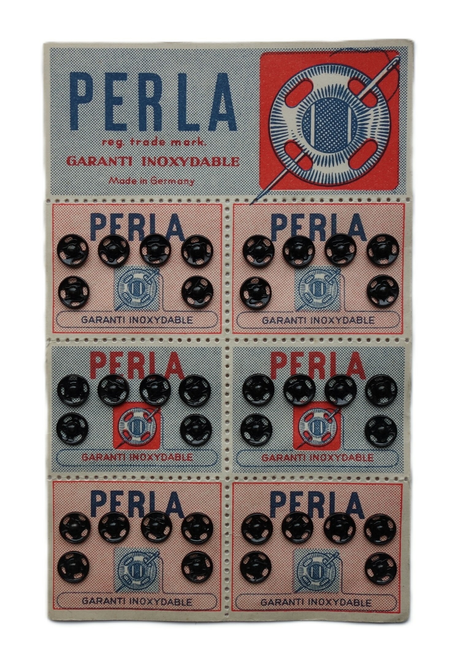 Fig. 2. Card with 6x 6 black press studs. Germany, early 20th century (TRC 2026.2018).