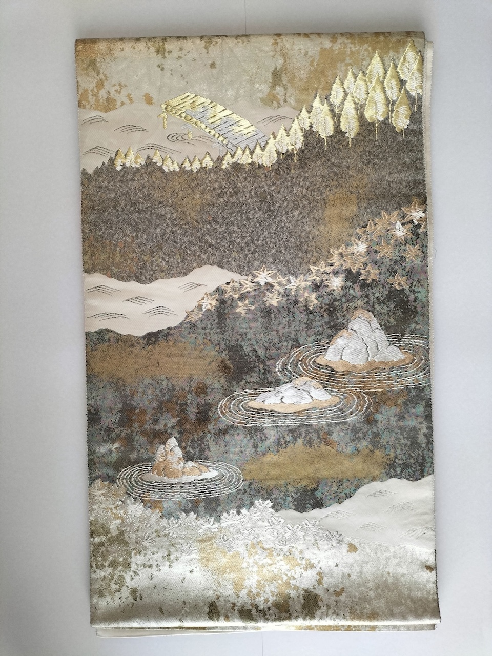 Fig. 5. Fragment of an obi with hikibaku garden pattern.