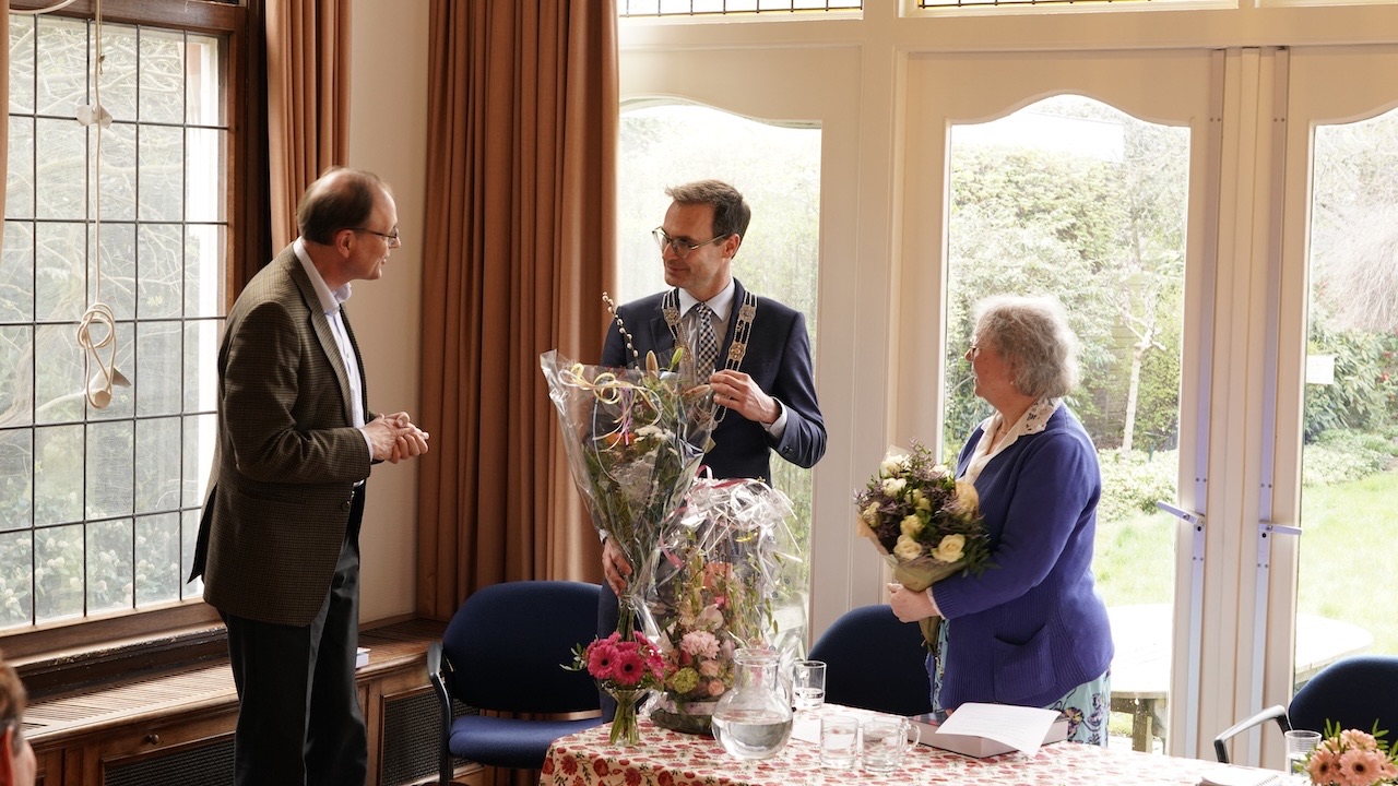 Prof. Bas ter Haar Romeny, chair of the TRC Board, addresses Peter Heijkoop, the Mayor of Leiden. Dr. Gillian Vogelsang-Eastwood is standing to the right. Copyright Joost Kolkman.