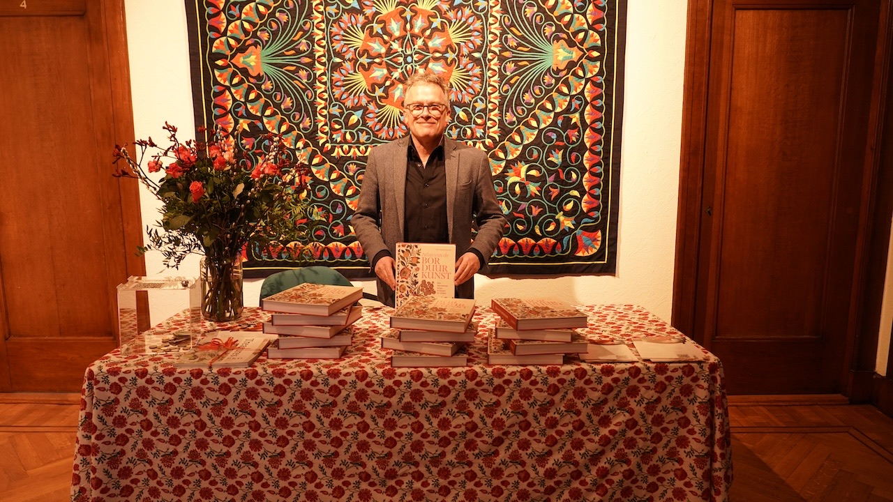 Marti Huetink, Director of WBooks, the publisher of the Dutch version of the Atlas, shows copies of the book. Copyright Joost Kolkman.