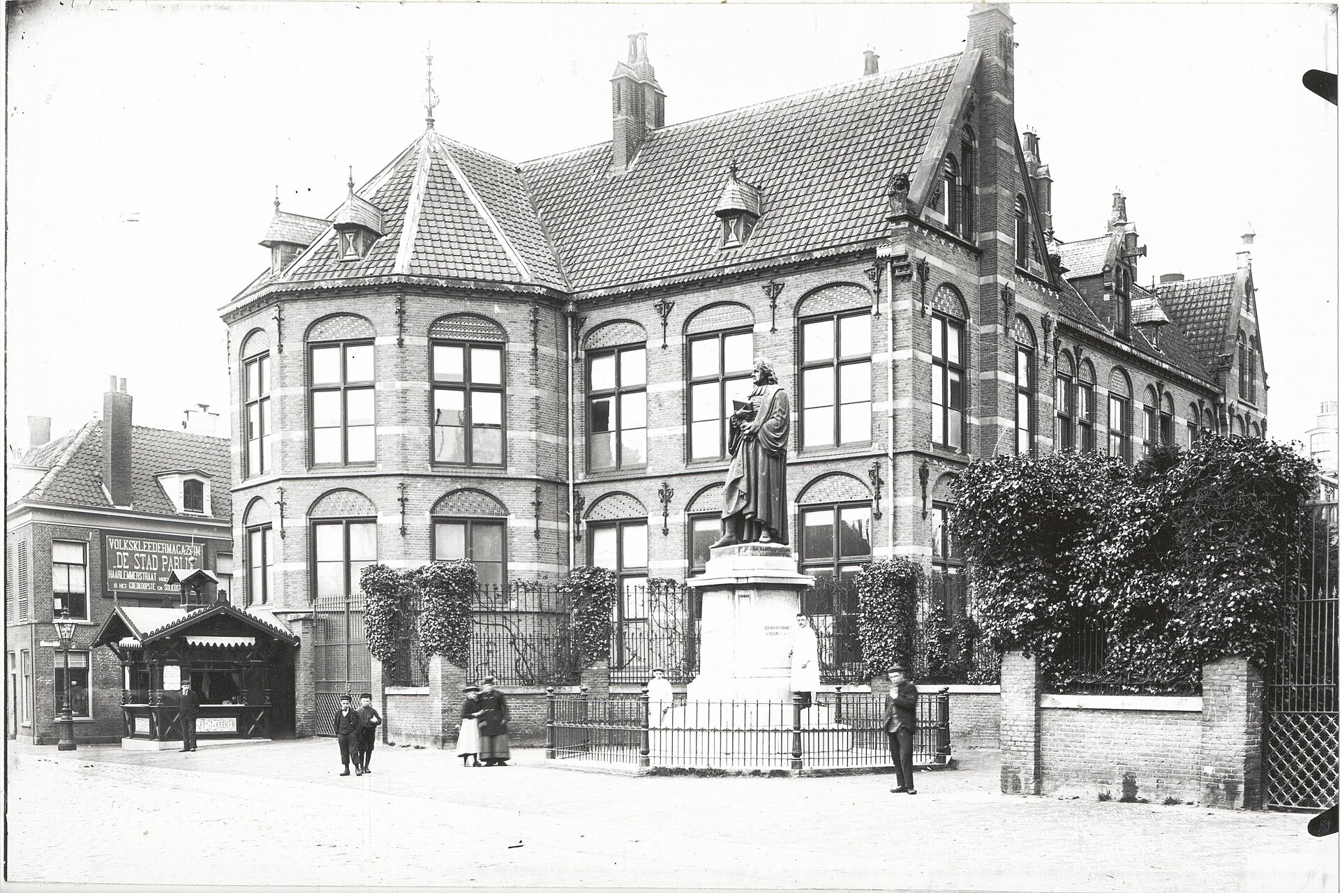 Fig. 2. The statue of Herman Boerhaave, unveiled in 1872 at the entrance to the Academic Hospital in Leiden. When the hospital was replaced after the First World War, the statue was replaced to the beginning of the Oegstgeesterlaan, opposite the new hospital. The Oegstgeesterlaan was renamed the Boerhaavelaan.