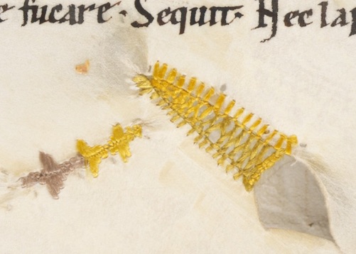 A combination of joining plait stitch (left), and a hole (to the right) partially mended with a bar linked to a row of open buttonhole stitches. The buttonhole stitch was used to support a Cretan stitch filling (Engelberg, Stiftsbibliothek / Cod. 22 – Gregorius M., Moralia in Job, t. III / f. 33r).