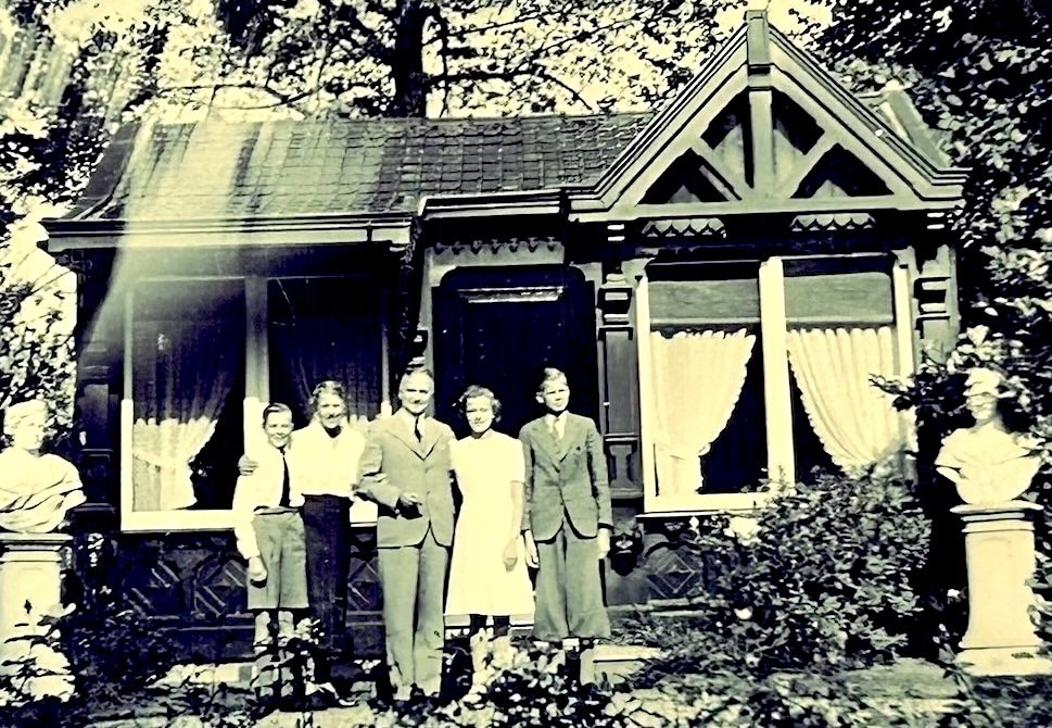 Fig. 8. Photograph taken in August 1939 in front of the garden pavilion in the garden of Looverhof, Anton Dreesmann's villa in Bussum. From left to right: Fred Barge, Thérèse Barge-Dreesmann, Ton Barge, Hélène Barge and Jim Barge.