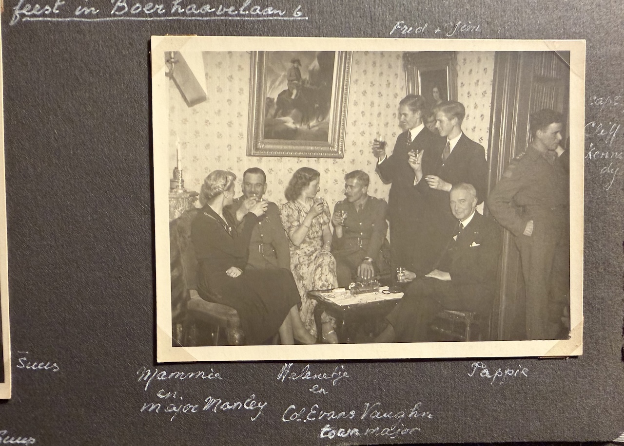 : bevrijding  1945 feest in de voorkamer met (nu niet meer de duitse Ortskommandantur maar) de Canadese commandant  Evans Vaughn, de townmajor.