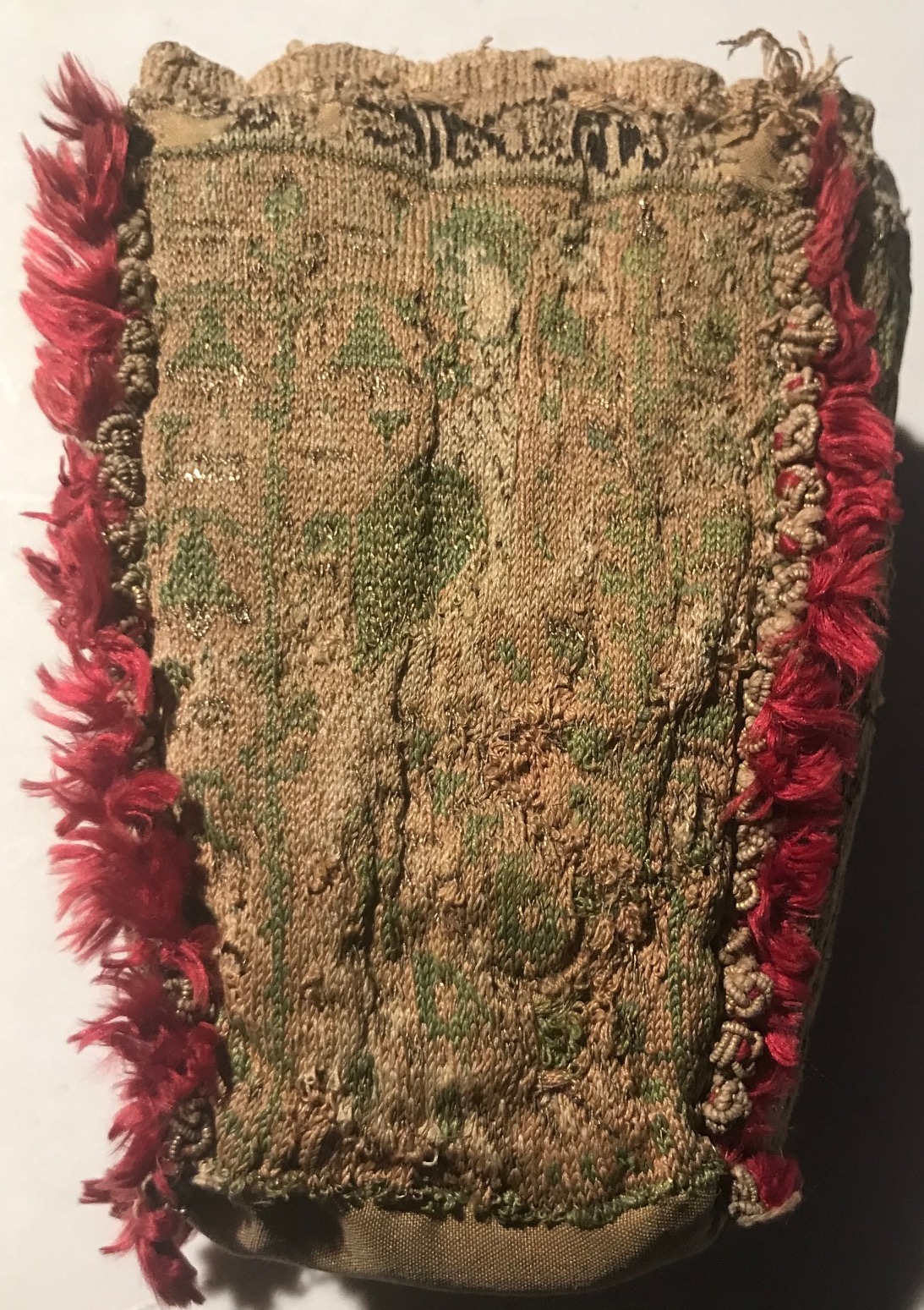 Side 1 of the knitted bag in silk and metal thread (Sens Museum, B323, 13th century).