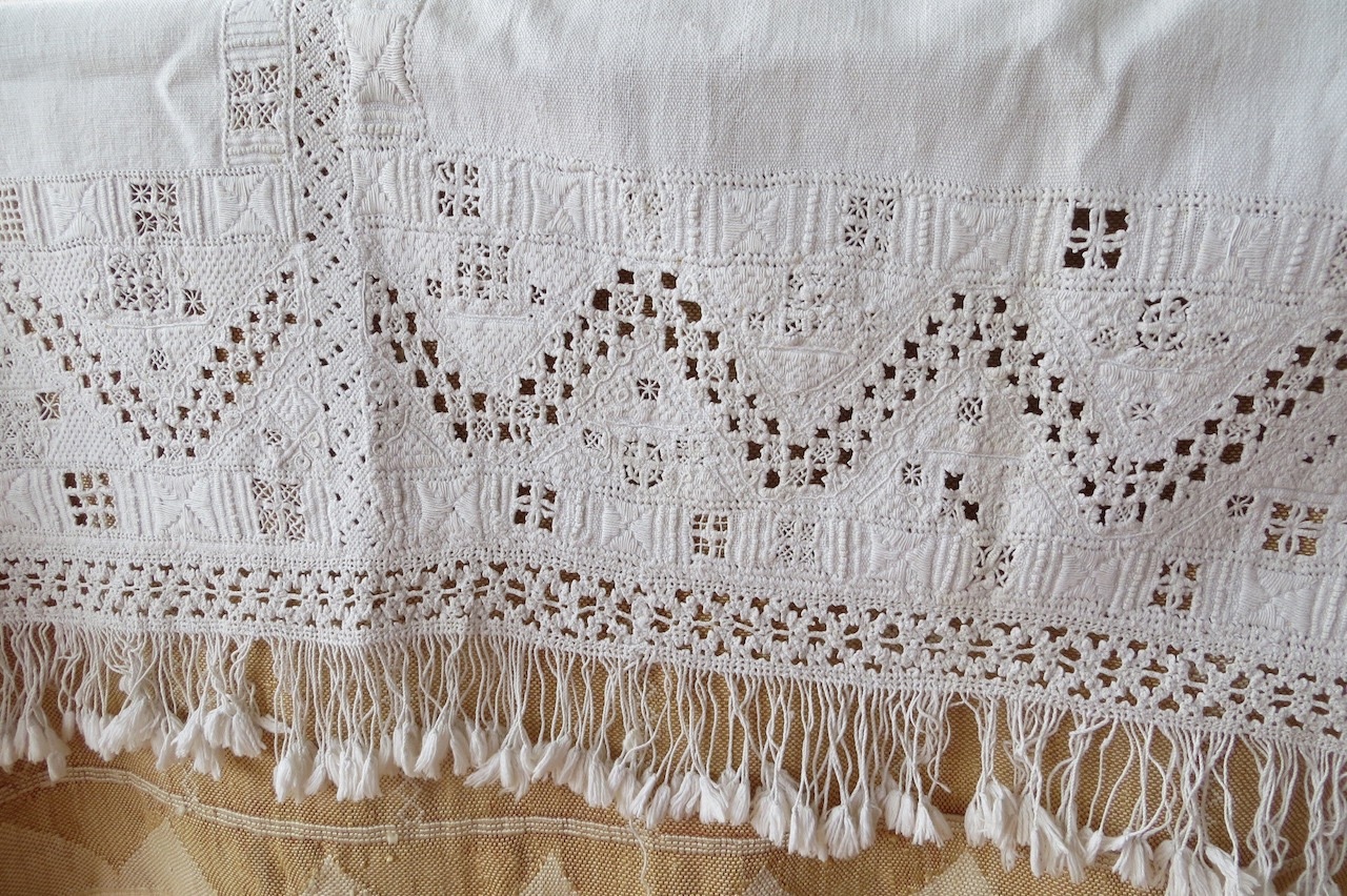 Fig. 3. Tasseled short edge of Lefkara lace cloth from Cyprus, 19th century (TRC 2021.2068). In the centre is the insert between the two lengths that make up the complete cloth