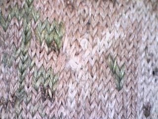 Dino-lite close-up of the knitted structure on Side 1 of the of the bag in silk and metal thread (Sens Museum, B323, 13th century).