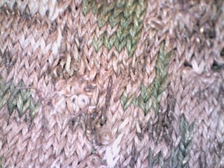 Dino-lite close-up of the knitted structure on Side 1 of the bag showing the use of silk and metal threads (Sens Museum, B323, 13th century).