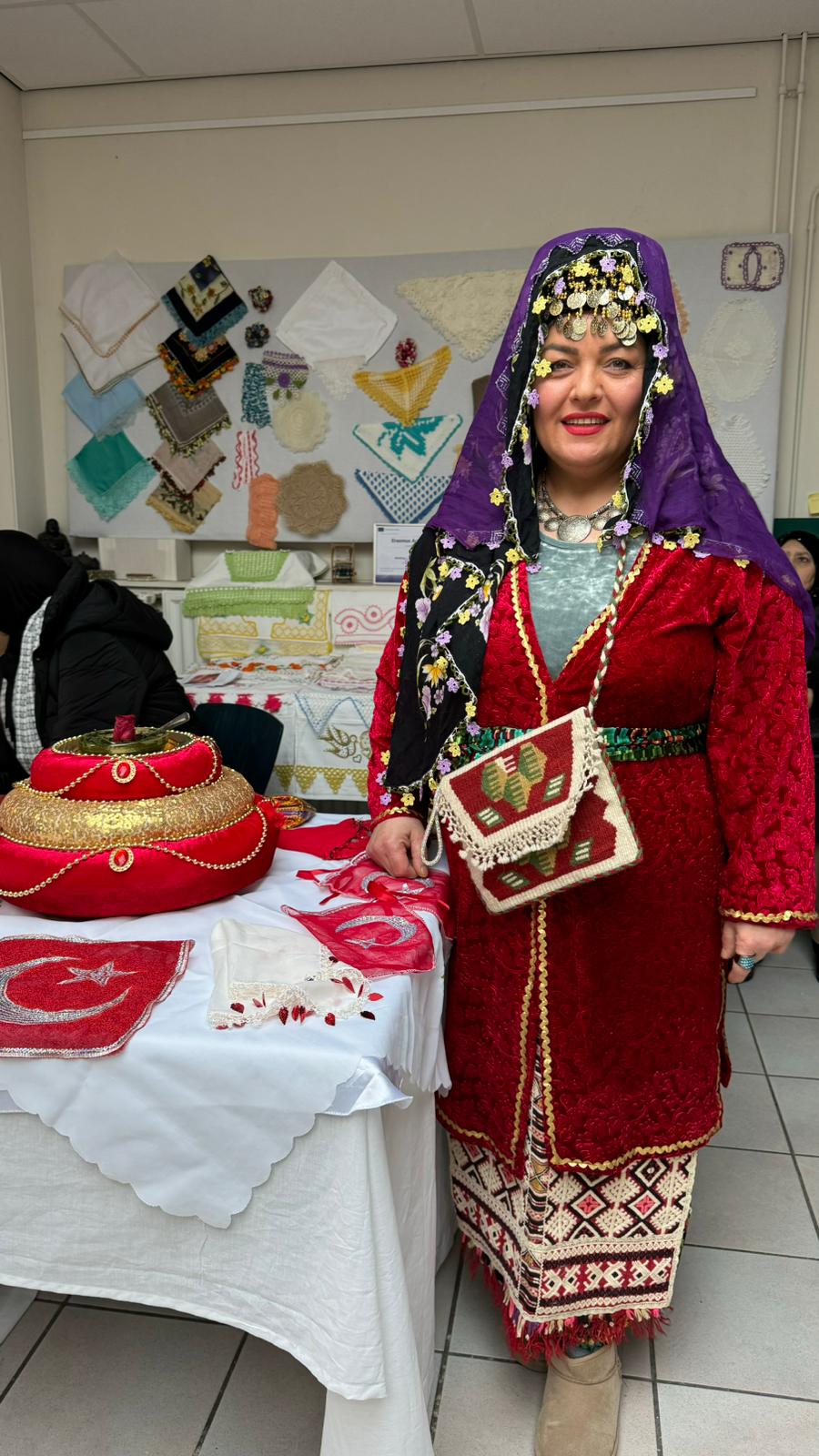 Gülsüm Türkmen, gereed om te beginnen met de henna ceremonie.