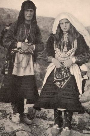 Twee Albanese vrouwen met hun klokvormige xhubleta rok/lijfje, jaren '30. Foto genomen door Aard den Doolaard, pseudoniem voor Bob Spoelstra en de auteur van 'De Herberg met het Hoefijzer' (1933). De foto heeft het onderschrift: "16-jarige Malissoren-bruid met haar moeder."