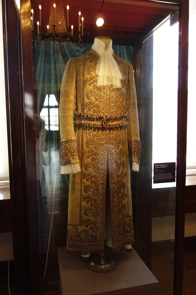 Embroidered outfit of Louis Antoine de Bourbon, for the coronation of his father, Charles X (photograph author).