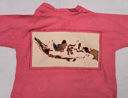 Fig. 2. T-shirt with a map of Indonesia indicating the various cultural areas with specific textile traditions.