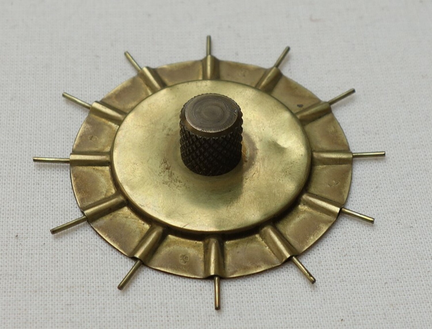 An American crazy daisy winder, showing the spikes, 1960s (TRC 2020.4400a).